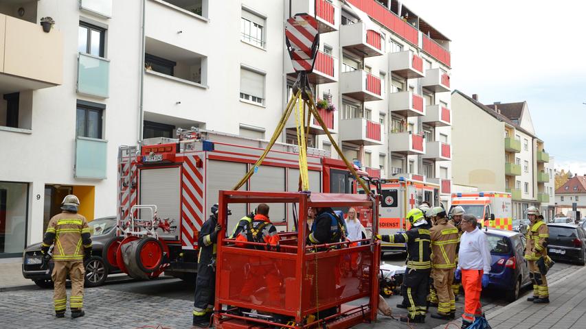 Rettungseinsatz in Fürther Südstadt: Person muss von Kran befördert werden
