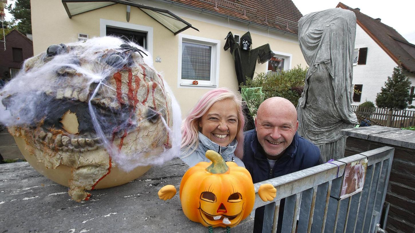 "Halloween-Hexe" Alexandra und ihr Jürgen haben sich einige tolle Überraschungen einfallen lassen.