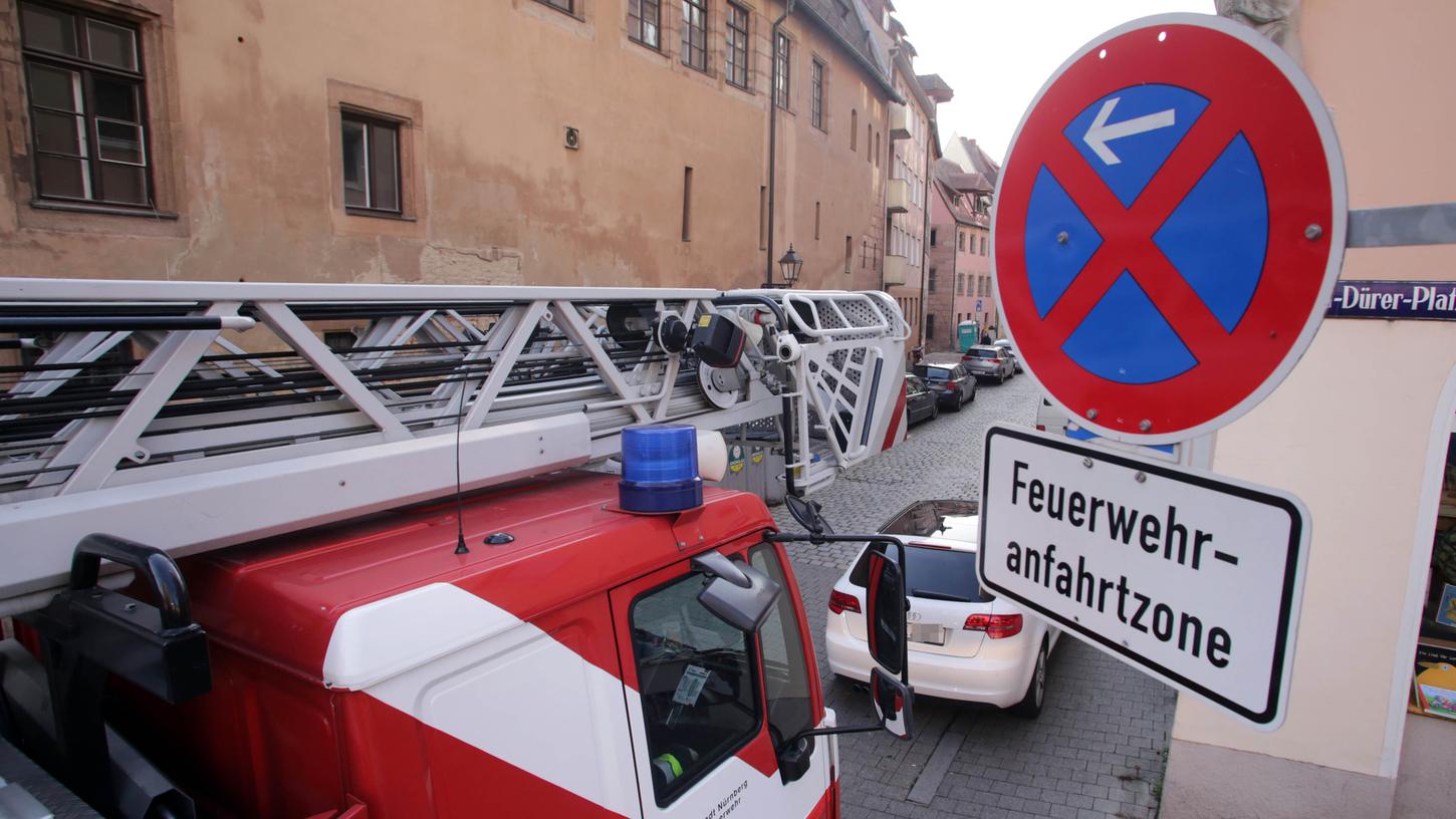 Im Ernstfall kann ein unrechtmäßig abgestelltes Fahrzeug die Einsatzkräfte behindern und so über Leben und Tod entscheiden.