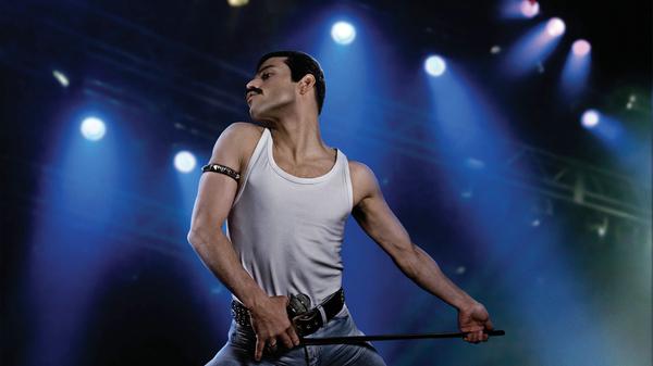 Ein Mann, eine Legende: Freddy Mercury prägte als Fronmann der Band "Queen" ganze Generationen. In "Bohemian Rhapsody" wird das Leben des Sängers verfilmt. Dabei wurden immer wieder mit großer Liebe zum Detail Liveauftritte der Band nachgestellt. Und wer nicht genug von Queen bekommen kann, könnte außerdem auf den 1986 erschienen Konzertfilm "Queen - Live At Wembley Stadium" zurückgreifen, der einen kompletten Auftritt der Band in London zeigt. Online zu finden ist dieser Film auf Sky, Amazon und Maxdome.