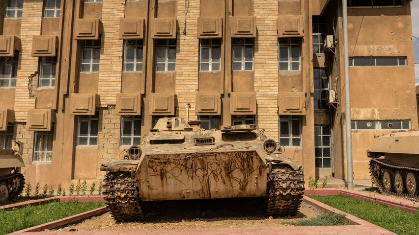 In Sulaimaniyya werden wir durch das ehemalige Baath-Foltergefängnis "Amna Suraka" geführt, das heute ein Museum ist. Am Gebäude sind noch die Einschusslöcher der Befreiung zu sehen, rund um die Gebäude stehen Panzer aus der Baath-Zeit.