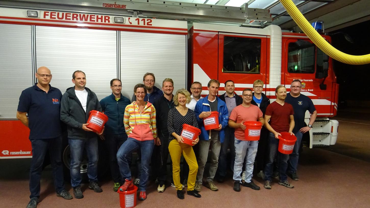 Alles im Eimer? Ganz im Gegenteil: Die Löscheimer-Aktion bescherte der Feuerwehr Neunkirchen am Brand insgesamt 17 Bürger, die sich für den Feuerwehrdienst verpflichten ließen.