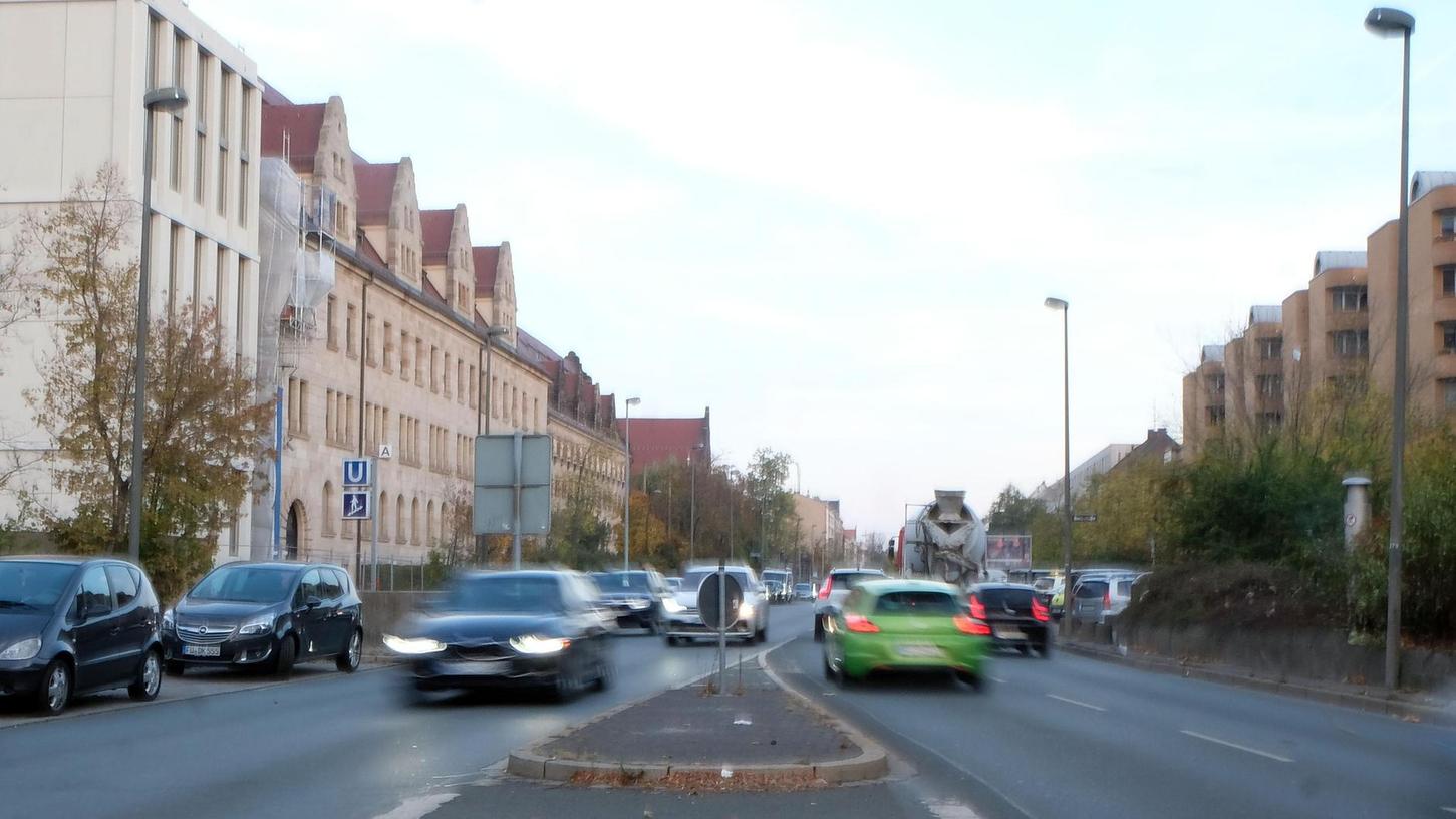 In Höhe des Justiz-Neubaus (links) kam am 16. Juli eine Neunjährige bei einem Verkehrsunfall ums Leben, als sie hier die vierspurige Fürther Straße überqueren wollte.