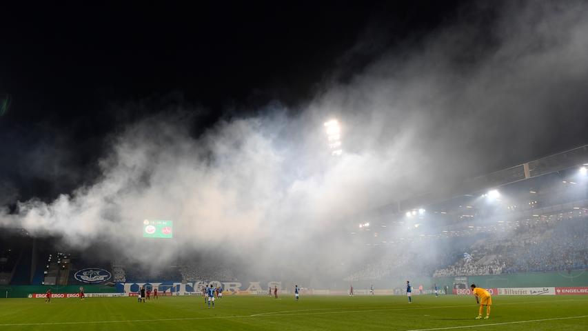 ... in den ersten Minuten legt sich ein Rauch über den Rasen, welcher die Sicht im Stadion stark beeinflusst.