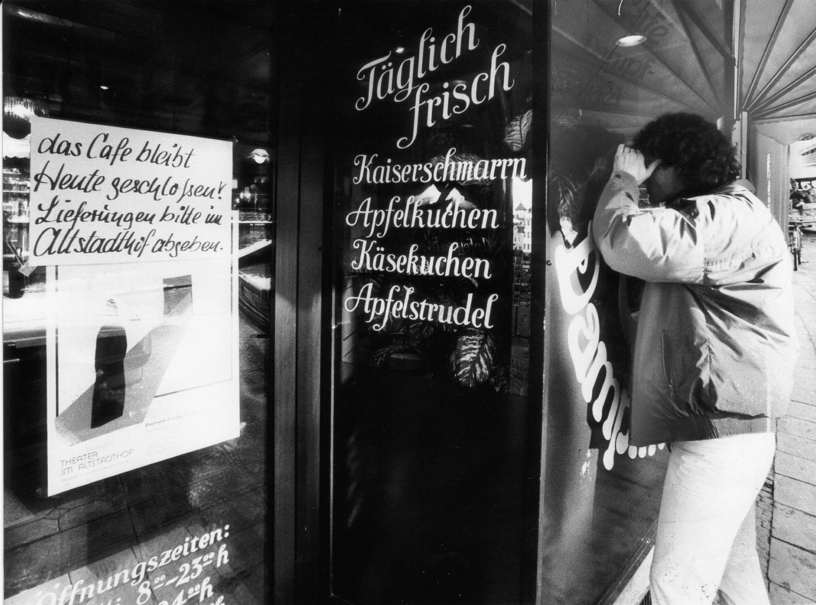 Am Morgen nach der Tat war das Café "Dampfnudelbäck" in der Bergstraße geschlossen: In der Nacht zum 29. November 1985 hatten sich dort grausame Szenen abgespielt, eine junge Kellnerin wurde hinterrücks ermordet.