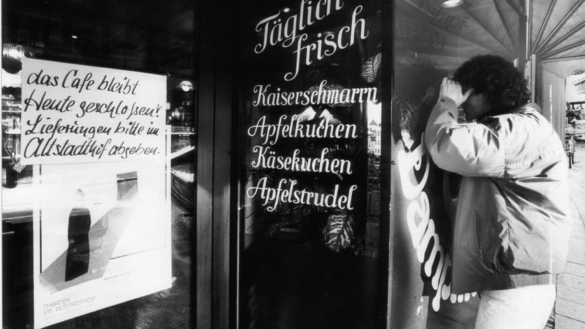 Am Morgen nach der Tat war das Café "Dampfnudelbäck" in der Bergstraße geschlossen: In der Nacht zum 29. November 1985 hatten sich dort grausame Szenen abgespielt, eine junge Kellnerin wurde hinterrücks ermordet.