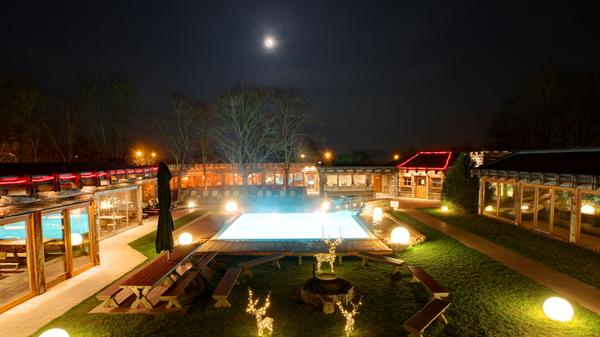 Das Wellness-Center lädt in tollem Ambiente zu Fitness, Relaxen und Regenerieren ein. Im Saunagarten befinden sich Aufguss-Saunen aus massivem Keloholz, Grotten- und Abkühlduschen, ein Kelo- und Himalayasalz-Ruhehaus sowie ein Biergarten mit Festzelt und Feuerstelle. Der Saunaland-Innenbereich ist ausgestattet mit: Aroma- und Dampfbad, Erlebnisduschen, Sanarium, Solarien, Massageliegen, einem Kaminzimmer und vielem mehr. Für Sportfreunde steht ein Fitnessbereich zur Verfügung. Eine Beautyfarm und Massagepraxis runden das Angebot ab. • Öffnungszeiten und weitere Details gibt es auf der Homepage.