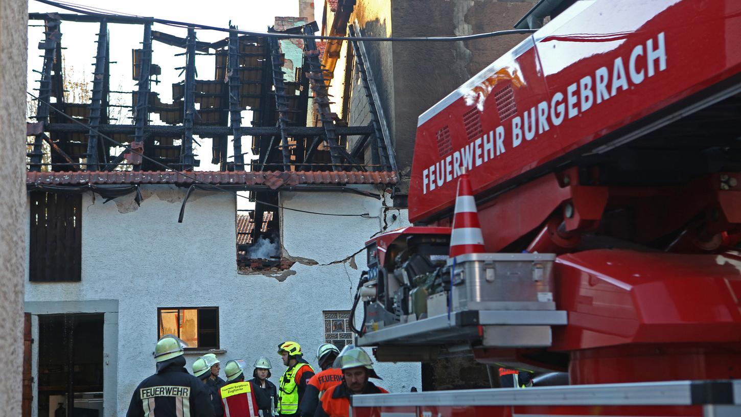 Das Dach der Scheune in Trabelsdorf ist komplett ausgebrannt. Die Einsatzkräfte sind noch mit Nachlöscharbeiten beschäftigt.