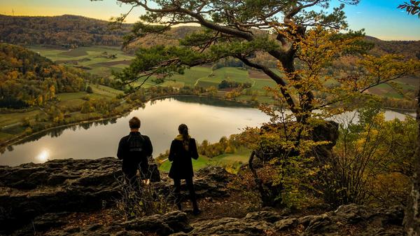 Von oben sieht er aus wie ein Lasso: Der Frankenalb-Panoramaweg führt direkt ins Herz der Frankenalb. Rund um Happurg, Engelthal und Offenhausen wechseln sich auf den großteils naturbelassenen Pfaden stille Hochflächen mit dunklen Quellgebieten ab. Markante Auf- und Abstiege werden immer wieder mit bequemen Passagen und weiten Ausblicken - wie hier auf den Happurger Stausee - belohnt.