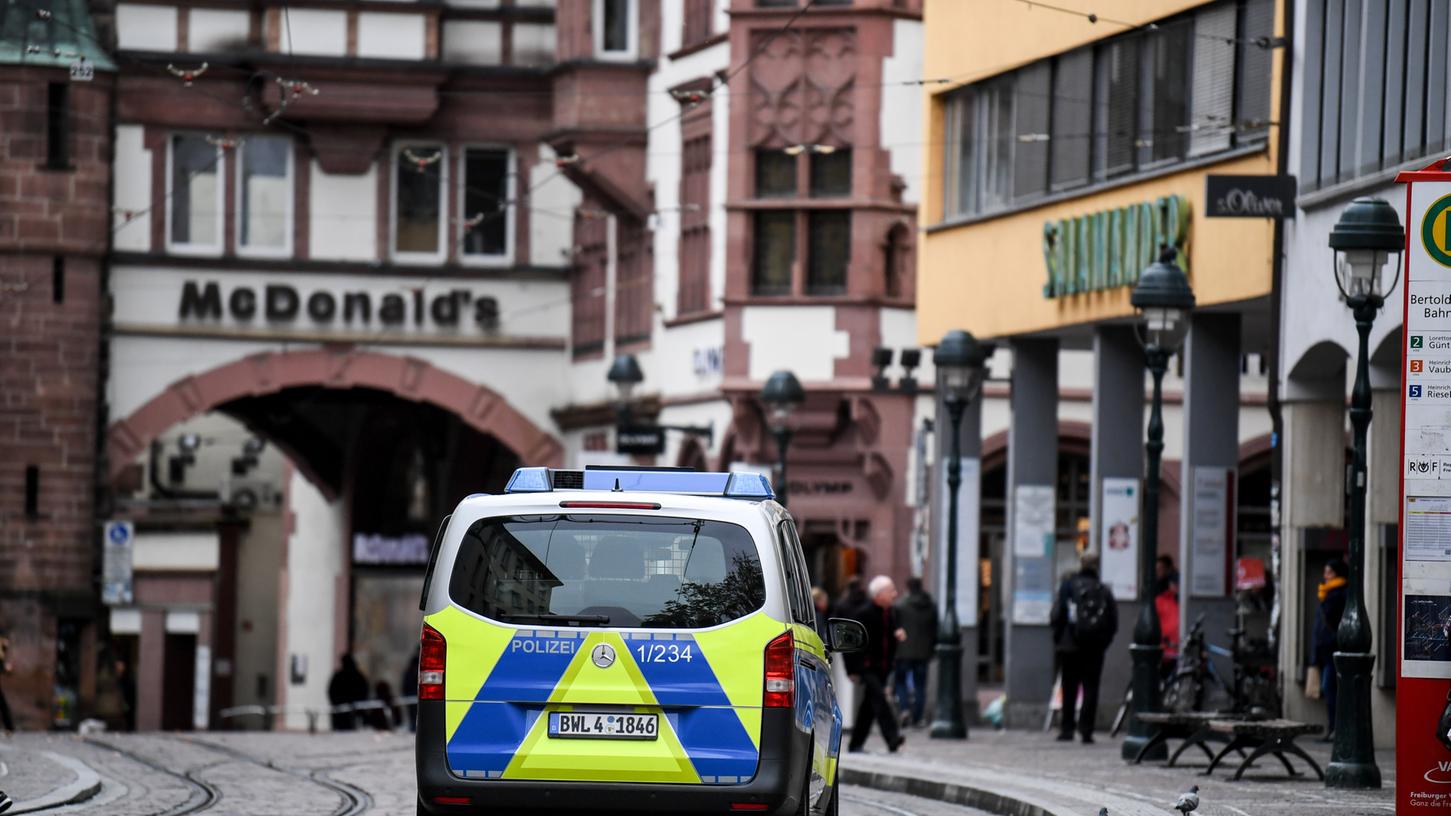 In Freiburg soll eine 18-Jährige von mehreren Männern vergewaltigt worden sein. Die Polizei sucht nun weitere Verdächtige.