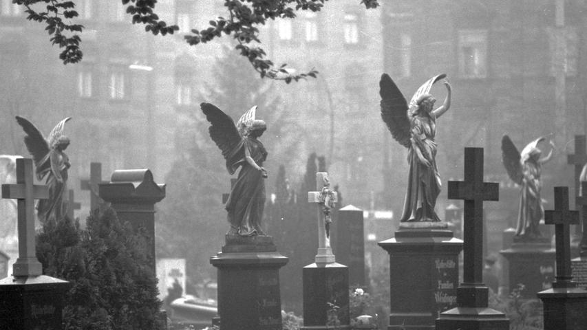 Mehr als zu jeder anderen Jahreszeit mahnen im November die Gräber. Dieses Bild stammt vom Johannisfriedhof.  Hier geht es zum Kalenderblatt vom 4. November 1968: Gedenken an geschmückten Gräbern