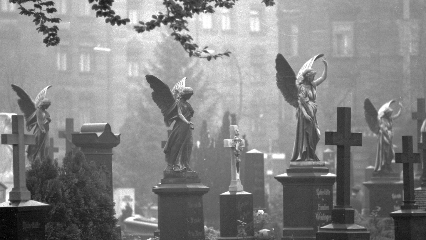 4. November 1968: Gedenken an geschmückten Gräbern