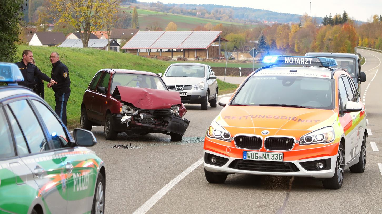 Defektes Auto gerammt: Vier Verletzte bei Wettelsheim