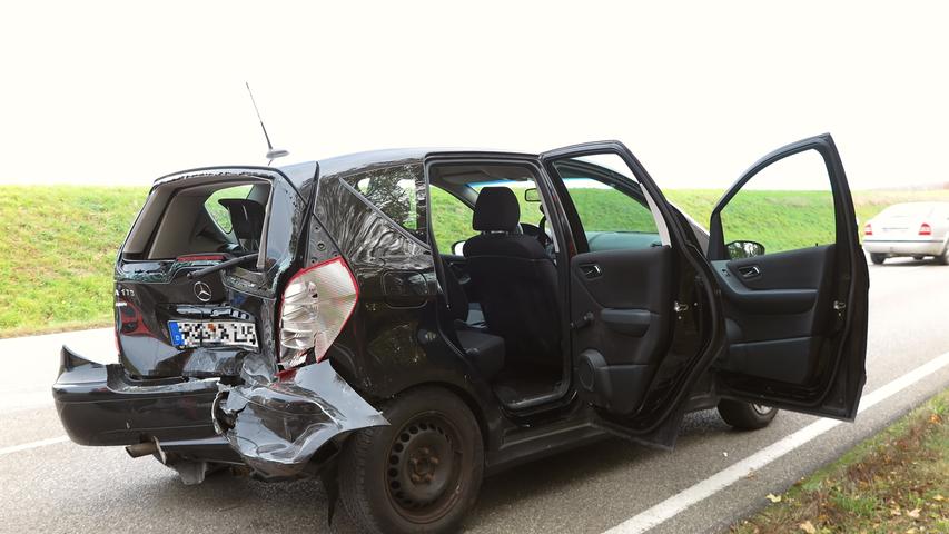 Vier Verletzte nach Kollision mit liegengebliebenem Auto bei Wettelsheim