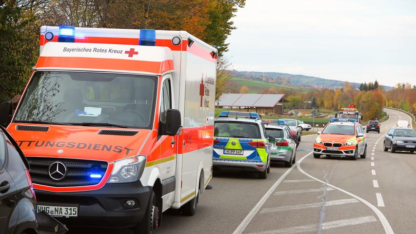 Vier Verletzte nach Kollision mit liegengebliebenem Auto bei Wettelsheim