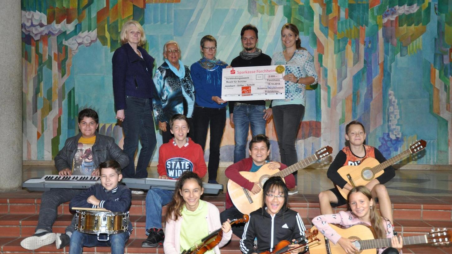Adalbert-Stifter-Schule bekommt Spende für Musik-Ausbildung