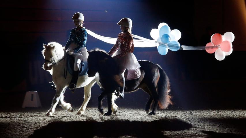 Ein unterhaltsame Show lieferte der Fohlenhof Farbenfroh. Die Nachwuchsreiter kamen mit ihren eleganten Ponys - und jeder Menge Lufballons.