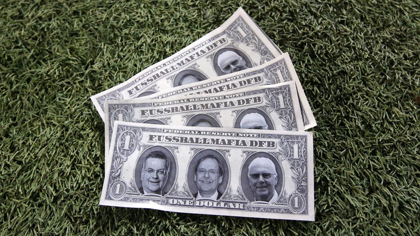 Die Köpfe von DFB-Boss Reinhard Grindel, Vize-Präsident Rainer Koch und Franz Beckenbauer wurden auf die täuschend echt aussehenden Geldscheine gedruckt.