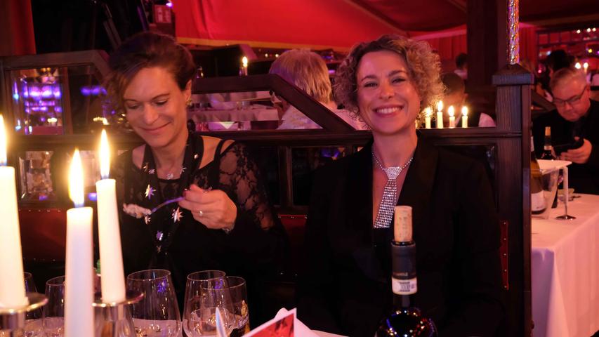 Ihnen gefiel die Palazzo-Premiere sichtlich: NN-Gesellschaftsreporterin Anette Röckl (rechts) mit Friseurweltmeisterin Sonja Fischer.
