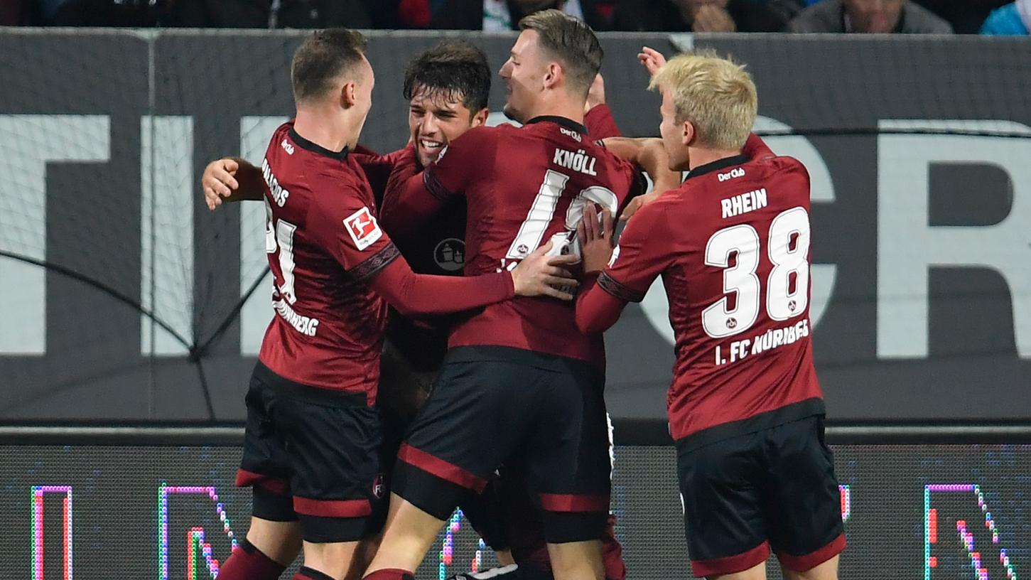Der Moment des Glücks: Dank eines Kopfballtreffers von Lukas Mühl hat der 1. FC Nürnberg einen Punkt aus Augsburg entführt.