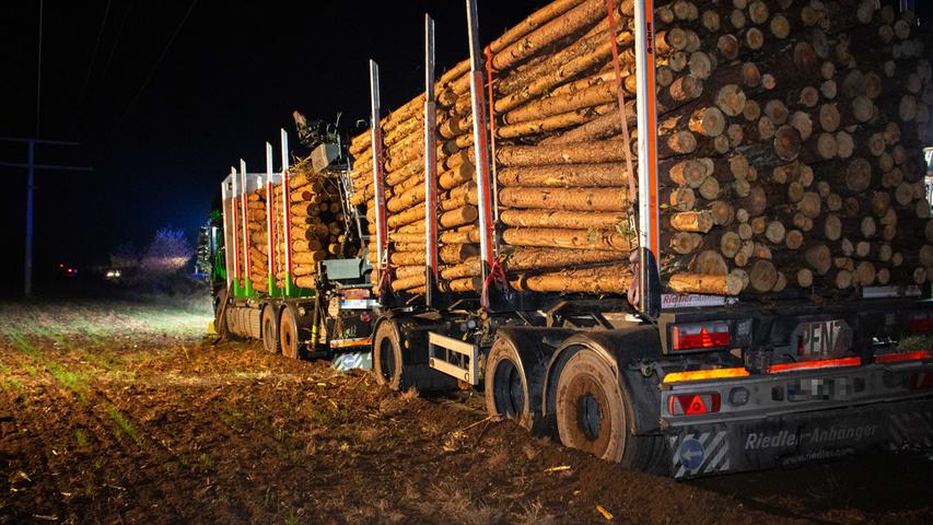 Fahrer verliert Kontrolle: Holzlaster landet in Acker bei Ammerndorf