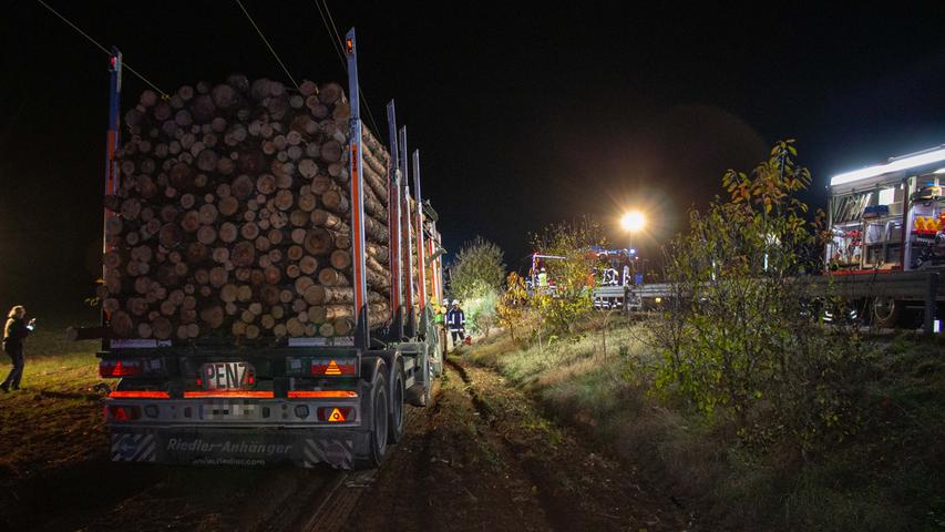 Fahrer verliert Kontrolle: Holzlaster landet in Acker bei Ammerndorf