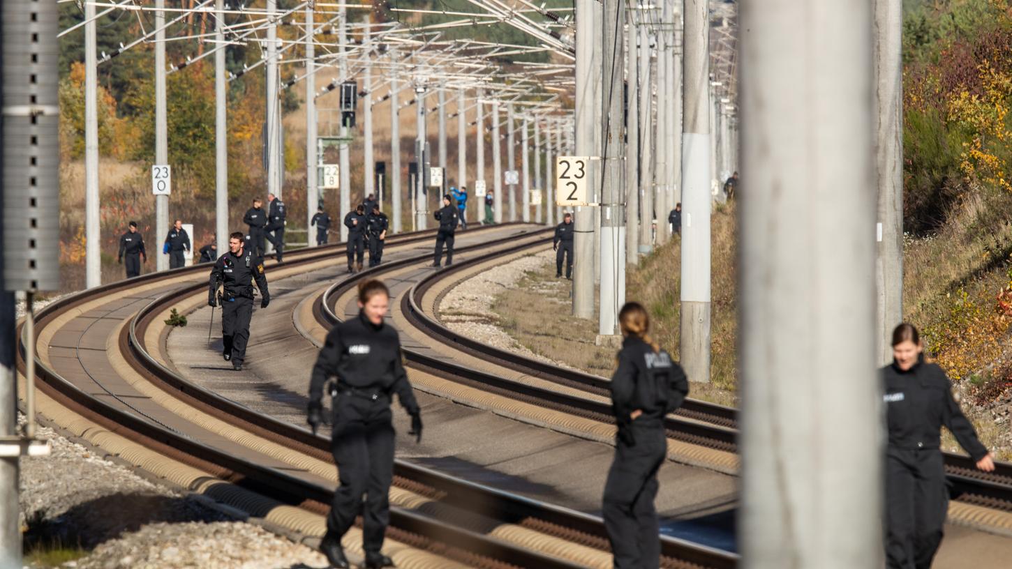 Nachdem Unbekannte bei Allersberg ein Seil über die ICE-Trasse gespannt hatten, suchten Polizisten Strecke zwischen Nürnberg und München ab.