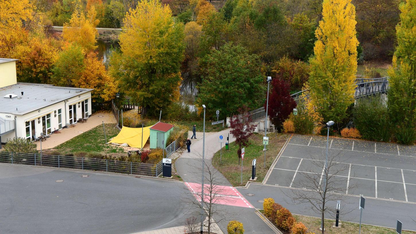 Der 37-Jährige soll in der Nähe des Quellenstegs eine Spaziergängerin in ein Gebüsch gezogen und vergewaltigt haben.