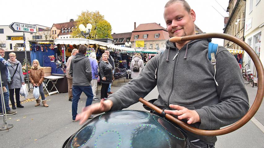 Rene Kraus nennt sich als Künstler "Der Ente". Mit seinem "Hang Drum" lud er zum spontanen Sonntagskonzert.