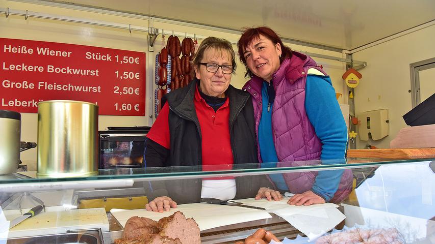 Manuela Völkner (rechts) ist seit 30 Jahren mit ihrem Pferdewurst-Stand am Jahrmarkt vertreten.