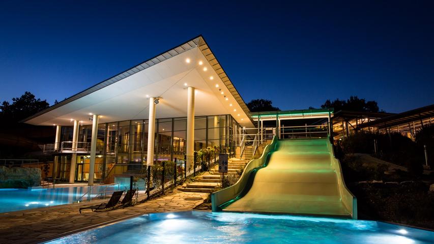 Wer Entspannung sucht, ist in der Therme Obernsees in Mistelgau genau richtig. In der Anlage mit acht Saunen und Dampfbädern, Ruheräumen, Sole-Sprudelbecken, Kneipp-Canyon und großem Terrassen-Saunagarten kann man den Alltagsstress hinter sich lassen.• Öffnungszeiten und weitere Details gibt es auf der Homepage. Wer Entspannung sucht, ist in der Therme Obernsees in Mistelgau genau richtig. In der Anlage mit acht Saunen und Dampfbädern, Ruheräumen, Sole-Sprudelbecken, Kneipp-Canyon und großem Terrassen-Saunagarten kann man den Alltagsstress hinter sich lassen.• Öffnungszeiten und weitere Details gibt es auf der Homepage.