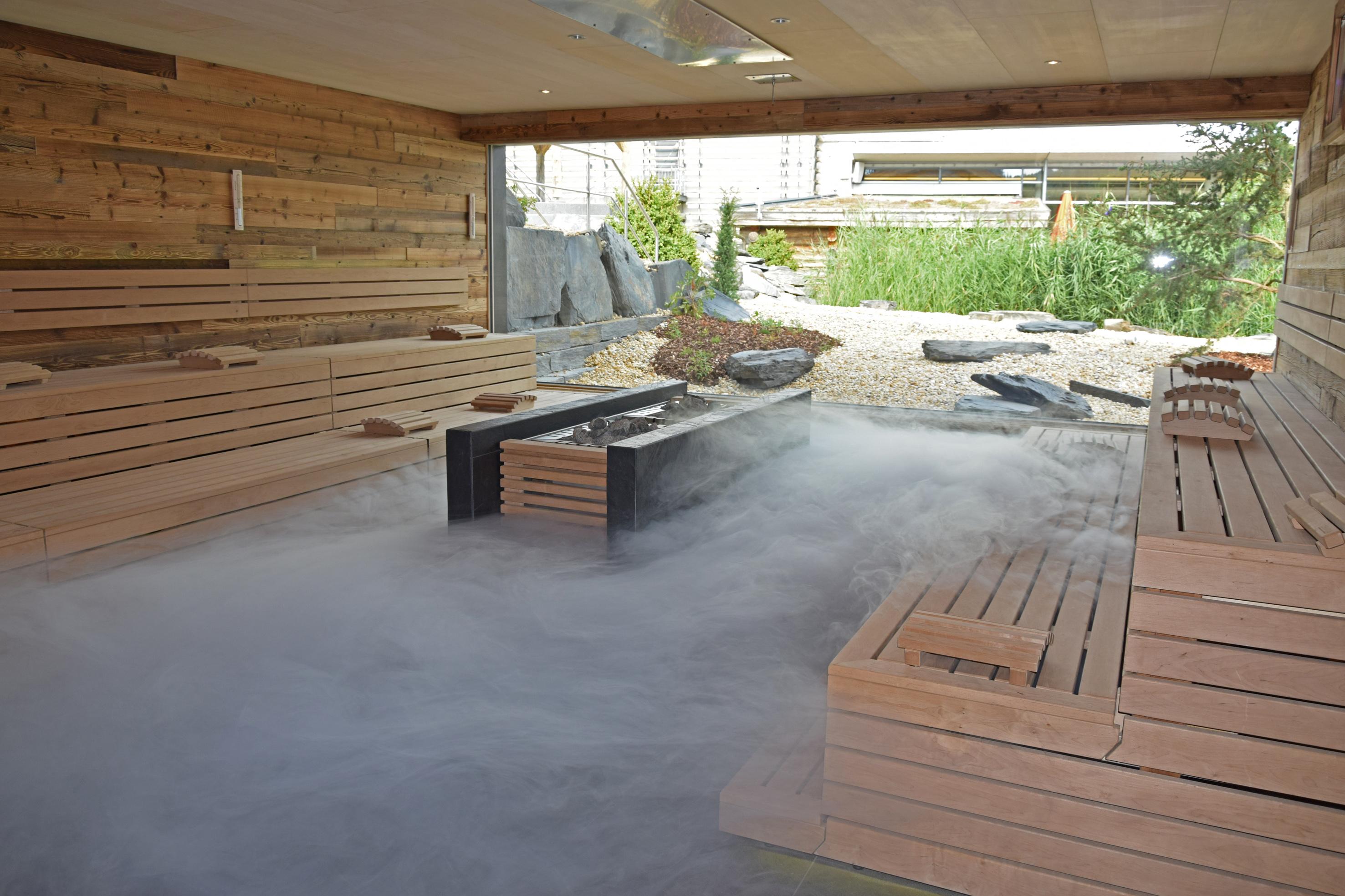 Die besondere Heilwirkung der schon seit dem Mittelalter bekannten Mineralquelle sorgte dafür, dass die Gemeinde Bad Steben 1832 den Titel "Königlich Bayerisches Staatsbad" bekam. Heute bietet die Thermen Bad Steben den Besuchern eine Auszeit vom stressigen Alltag und lädt sie zu einem kurzweiligen Aufenthalt in die Wasserwelten, das Saunaland un den Wellness-Dome ein - ein königlicher Kurzurlaub. • Öffnungszeiten und weitere Informationen gibt es auf der Homepage.