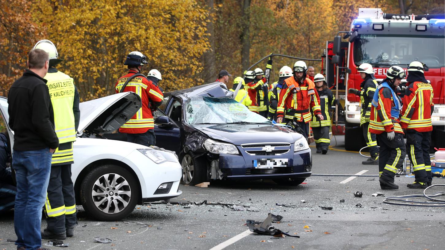 Drei Autos waren am Montagmorgen in eine Kollision nahe Kleinsendelbach (Landkreis Forchheim) verwickelt. Drei Personen wurden dabei verletzt.