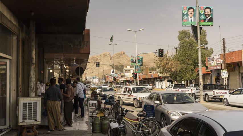 Eine Flut an Wahlplakaten, Männer mit den traditionellen weiten Hosen und die vielen SUVs prägen in den meisten Orten das Stadtbild in Irakisch-Kurdistan.