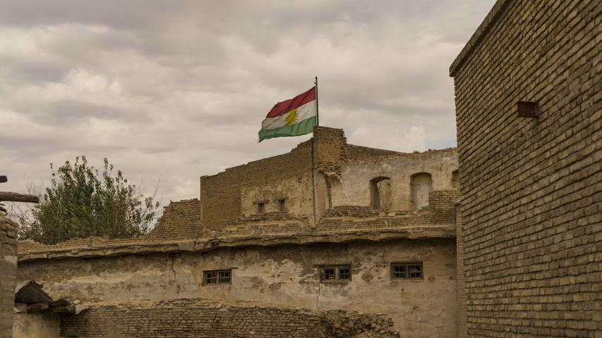 Hoch oben auf die Zitadelle weht die Kurdistan-Fahne, die hier fast überall zu sehen ist - egal ob in Häusern, Läden oder Behörden.