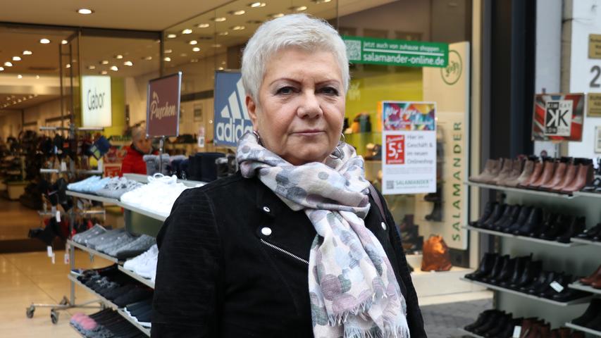 "Die deutsche Politik ist ziemlich chaotisch. Jetzt müssen wir mal abwarten, was die Koalition in Bayern bringt", kritisiert Bozena Talle (62). Dass sich Mitglieder der eigenen Partei in den Rücken fallen, gefällt ihr gar nicht.