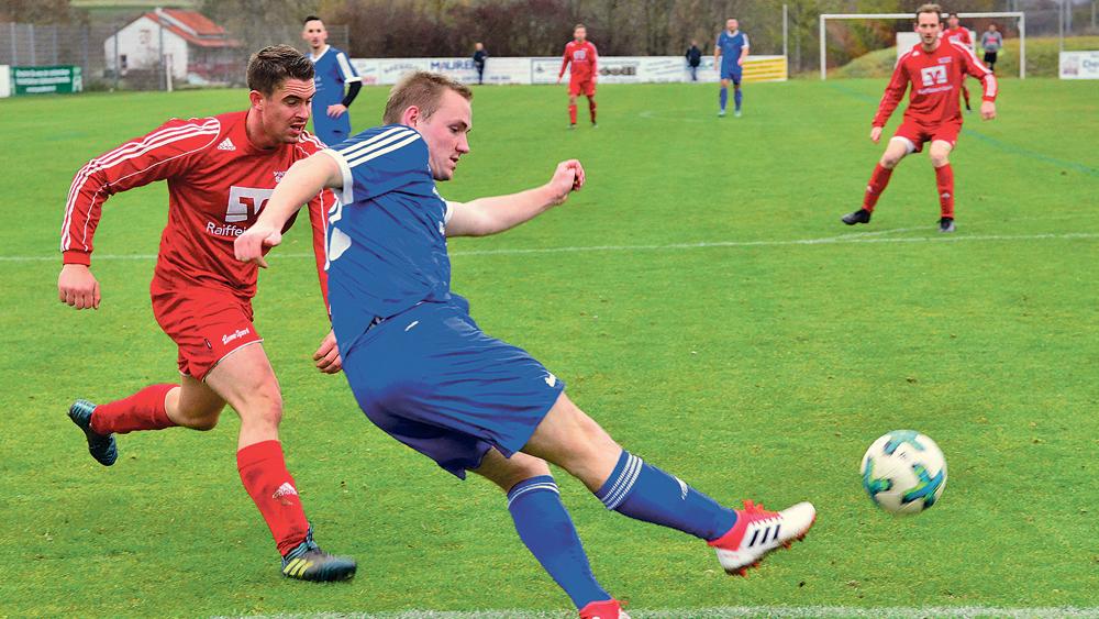 Stark unter Druck: Der FC/DJK Weißenburg war im Spiel gegen die SG Ramsberg/St. Veit klar überlegen und gewann die Kreisliga-Partie verdient mit 3:1 Toren. Stark unter Druck: Der FC/DJK Weißenburg war im Spiel gegen die SG Ramsberg/St. Veit klar überlegen und gewann die Kreisliga-Partie verdient mit 3:1 Toren.