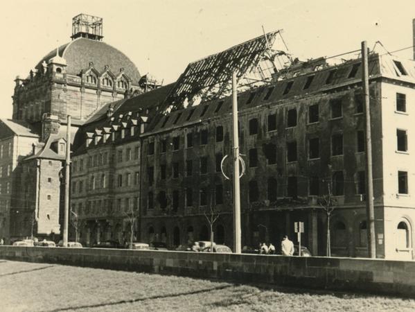 Nach dem Zweiten Weltkrieg stand der Bau jahrelang als Ruine herum, hier auf einem Foto von 1951.