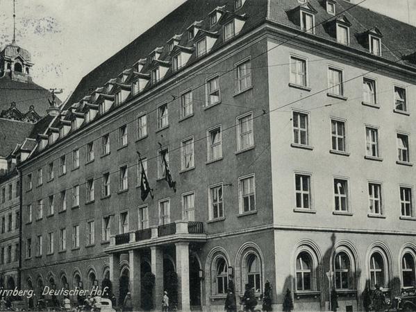 Hitler ließ das Gebäude zu einem Hotel umbauen, das dem benachbarten Deutschen Hof angegliedert war. Diese Aufnahme stammt aus dem Jahr 1937.