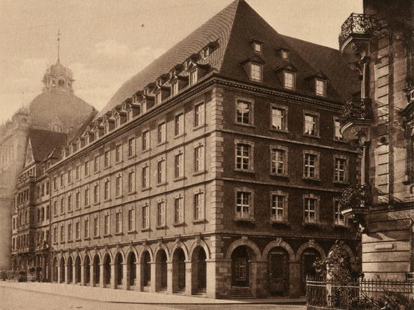 Stattdessen entstand dort die Zentrale der Siemens-Schuckert-Werke, hier auf einer Aufnahme von 1923. Den palastartigen Bau hatte der Architekt Hans Hertlein entworfen.