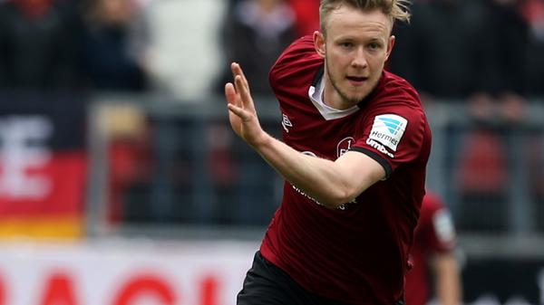 Beim Rückspiel im Max-Morlock-Stadion trat der Club deutlich dominanter auf. Erst schoss Hanno Behrens sein Team in Führung, ehe Cedric Teuchert mit einem Super-Solo durch die VfB-Abwehr auf 2:0 erhöhte. Nach 90 Minuten...