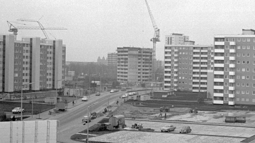 Nach dem Rückschlag im vergangenen Jahr ist der Wohnungsbau in Nürnberg wieder in einen kräftigen Aufwind geraten. Verwaltungsdirektor Dr. Oswald Fiedler, der Leiter des Amtes für Wohnungs- und Siedlungswesen, blättert jetzt – sieben Wochen vor Silvester – um vieles freudiger in seiner Statistik. Denn darin wird schwarz auf weiß belegt, daß in den ersten zehn Monaten des Jahres 1968 mit dem Bau von 5.013 Wohnungen begonnen wurde. Das bedeutet gegenüber 1967 mit nur 3.474 Wohnungen einen ansehnlichen Zuwachs von 14 v. H. Hier geht es zum Kalenderblatt vom 10. November 1968: Wohnungsbau wieder im Aufwind