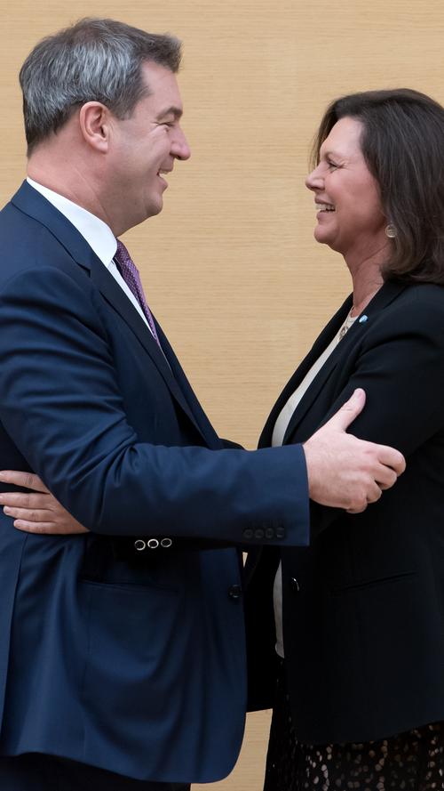 Nach der CSU-Pleite zur Landtagswahl kann Markus Söder wieder lachen: Am 6. November 2018 gratuliert ihm Landtagspräsidentin Ilse Aigner zur Wiederwahl als Ministerpräsident durch den Bayerischen Landtag.