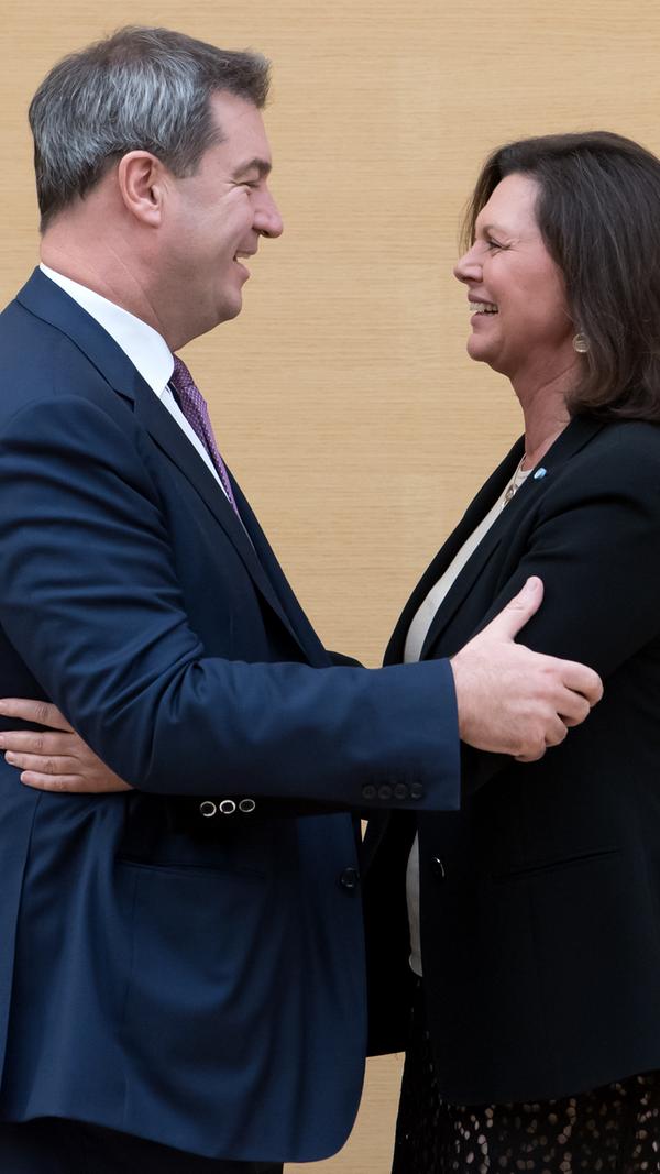 Nach der CSU-Pleite zur Landtagswahl kann Markus Söder wieder lachen: Am 6. November 2018 gratuliert ihm Landtagspräsidentin Ilse Aigner zur Wiederwahl als Ministerpräsident durch den Bayerischen Landtag.