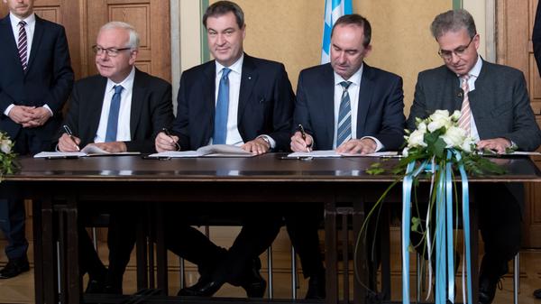 Wahl-Schlappe für die CSU: Am 14. Oktober 2018 kassiert die Partei bei der Landtagswahl etwa 37 Prozent der Stimmen. Und geht eine Koalition mit den Freien Wählern ein. Von links: Thomas Kreuzer, Fraktionsvorsitzender der CSU im Bayerischen Landtag, Markus Söder, Ministerpräsident von Bayern, Hubert Aiwanger, Landesvorsitzender der Freien Wähler, und Florian Streibl, Parlamentarischer Geschäftsführer der Freien Wähler, unterzeichnen im bayerischen Landtag den neuen Koalitionsvertrag für Bayern.