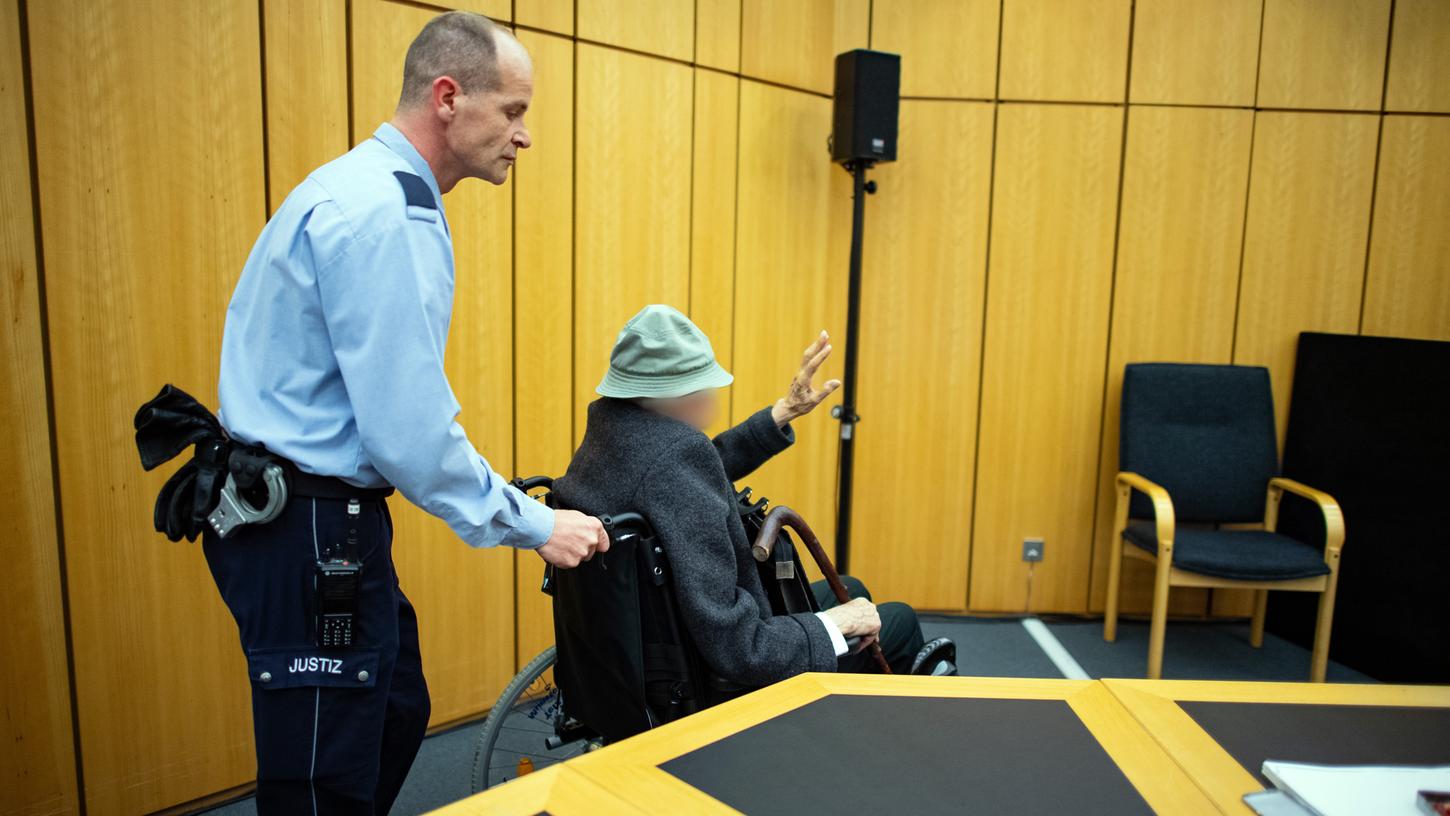 94-Jähriger vor Gericht: KZ-Wachmann muss sich verantworten