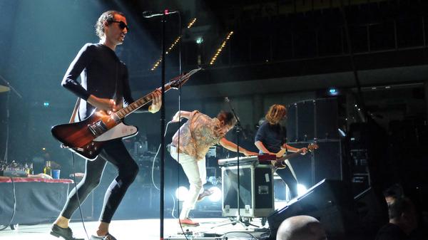 Die aus Berlin stammende Rockband Milliarden feierte 2013 ihr Debüt und trat bereits bei großen Festivals wie Rock am Ring und Rock im Park auf.