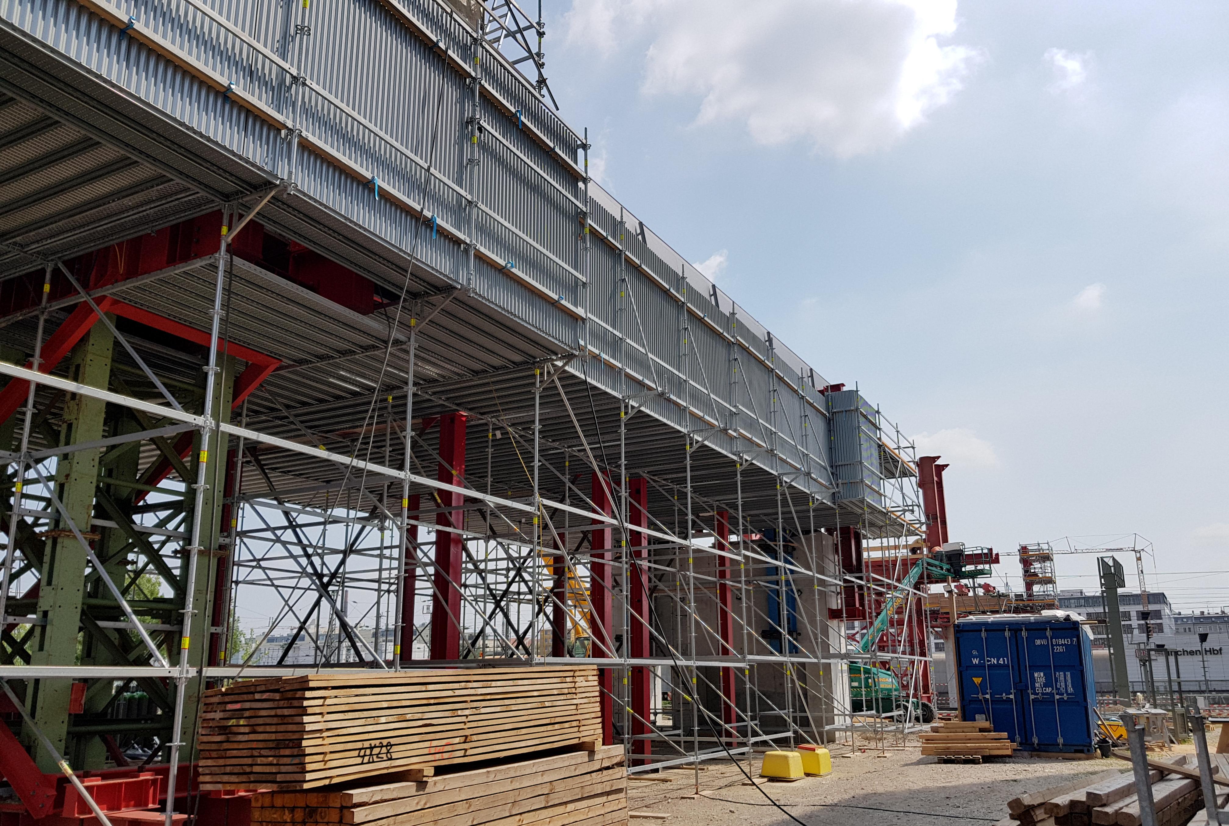 Solche Brücken nennt der Steuerzahlerbund auch "So-da-Brücken". Bundesweit prangerte der Verband immer wieder solche sinnlosen Bauwerke an, die "nur so da stehen". An der A99 bei Unterföhring bei München steht eine Brücke, die vorne und hinten im Nichts endet. Genutzt wurde sie für die Landwirtschaft. Nun wird sie für eine Million Euro umgebaut, damit Tiere sie zur Überquerung der Autobahn nutzen können. "Hätte man die alte Brücke gelassen, hätte das die Tiere nicht gestört", so Jäger.