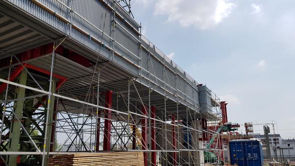 Solche Brücken nennt der Steuerzahlerbund auch "So-da-Brücken". Bundesweit prangerte der Verband immer wieder solche sinnlosen Bauwerke an, die "nur so da stehen". An der A99 bei Unterföhring bei München steht eine Brücke, die vorne und hinten im Nichts endet. Genutzt wurde sie für die Landwirtschaft. Nun wird sie für eine Million Euro umgebaut, damit Tiere sie zur Überquerung der Autobahn nutzen können. "Hätte man die alte Brücke gelassen, hätte das die Tiere nicht gestört", so Jäger.