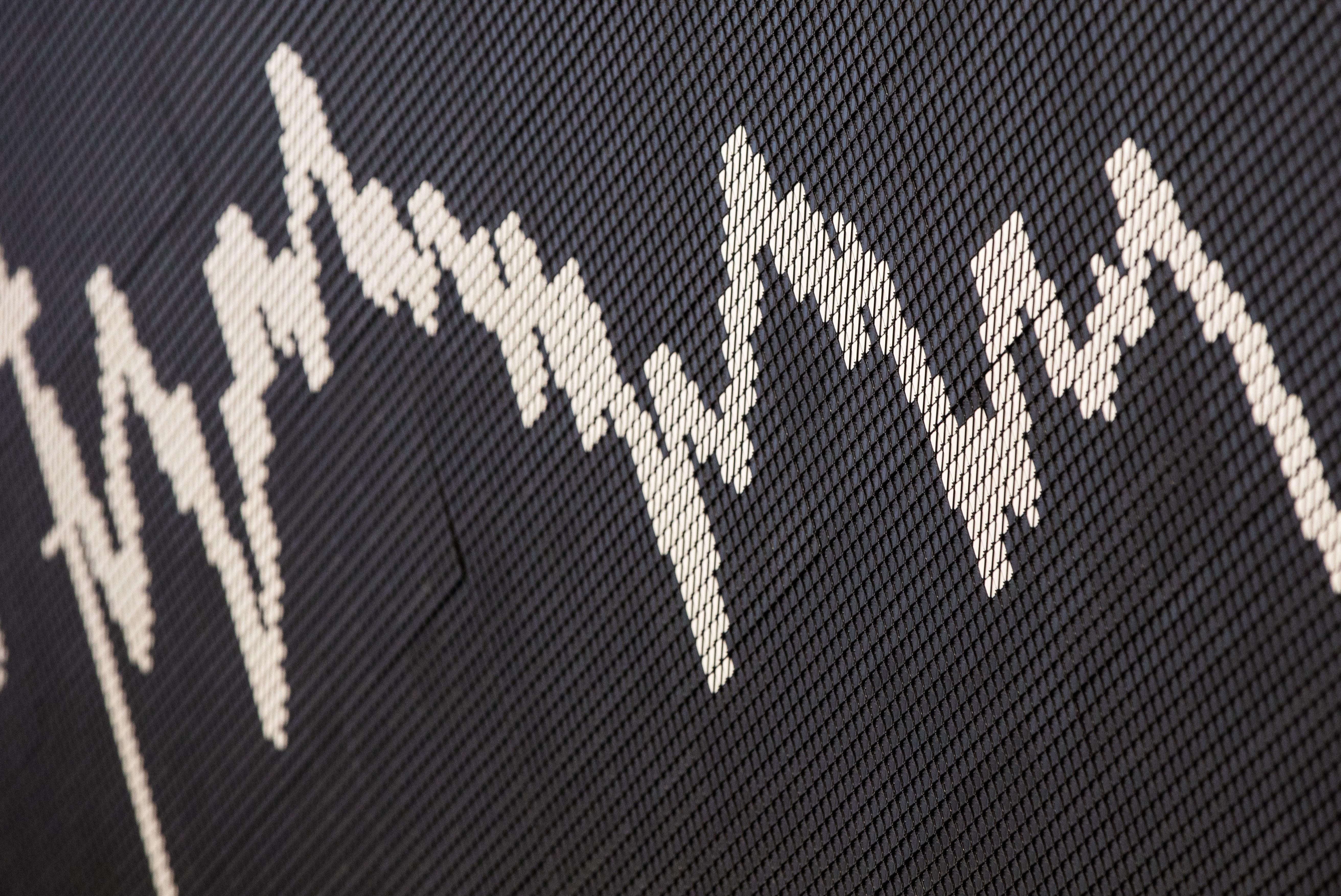 Füssen und Landsberg am Lech haben wegen riskanter Finanzgeschäfte Millionen verloren. In Füssen gehe es um einen Schaden von 2,8 Millionen Euro. Die Stadt fühle sich von einem Bankhaus schlecht beraten und habe vor dem Münchner Landgericht auf Schadenersatz geklagt. "Schauen wir mal, was die Klage bringt. Wenn sie verlorengeht, ist das Geld futsch", so Jäger. In Landsberg am Lech sei der Verlust mit sieben Millionen Euro etwas höher gewesen. Auch hier habe die Stadt ein Bankhaus verklagt und habe sich das Geld zurückholen wollen.